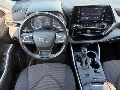 Used 2022 Toyota Highlander LE FWD image 12