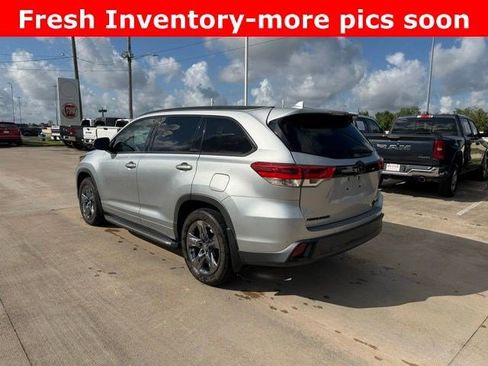 Used 2019 Toyota Highlander Limited Platinum FWD image 2