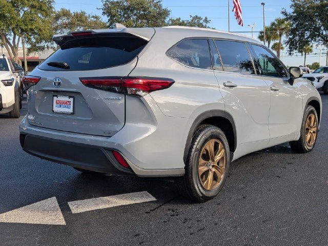 Used 2022 Toyota Highlander Bronze Edition FWD image 3