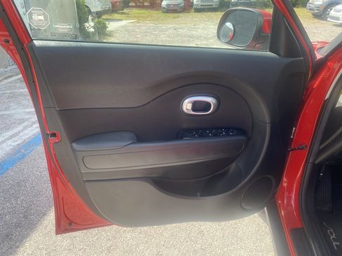 Used 2015 Kia Soul + FWD image 9