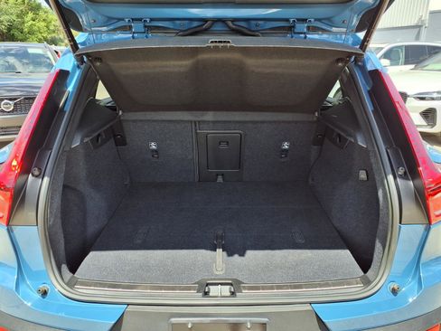 Certified 2023 Volvo XC40 B5 Plus AWD/4WD image 18