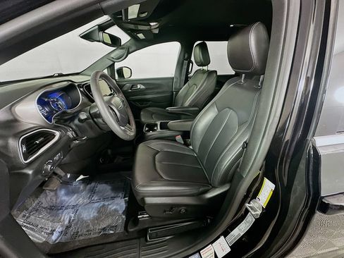 Used 2025 Chrysler Pacifica Select FWD image 29