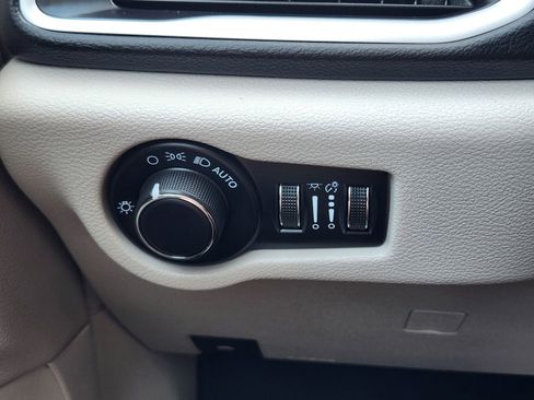 Used 2023 Chrysler Voyager LX image 24