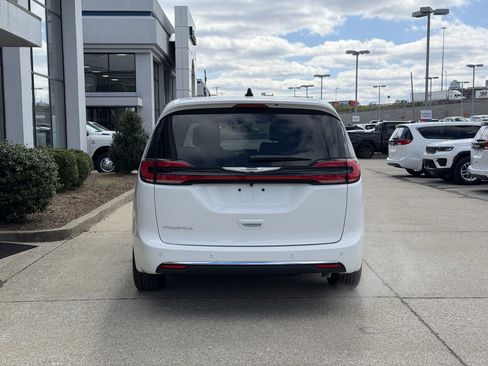 New 2026 Chrysler Pacifica Select image 6