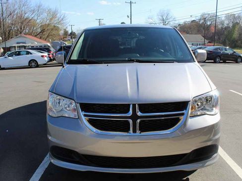 Used 2015 Dodge Grand Caravan SE image 2