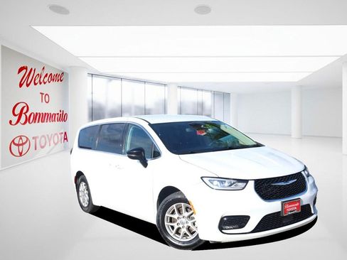 Used 2024 Chrysler Pacifica Touring-L FWD image 2