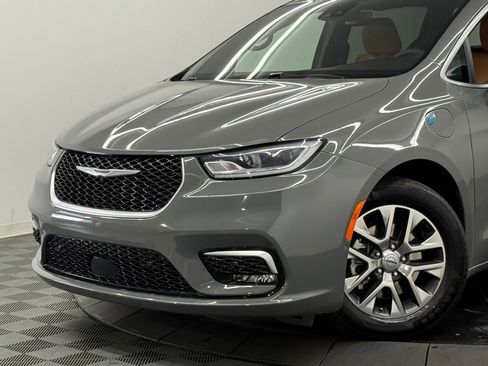 Used 2022 Chrysler Pacifica Pinnacle image 3