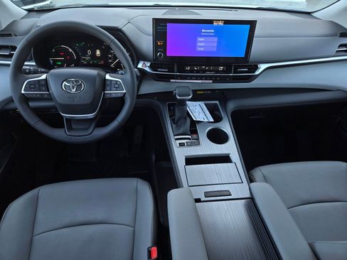 Certified 2026 Toyota Sienna XLE FWD image 14