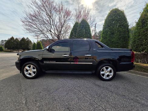 Used 2009 Chevrolet Avalanche LTZ image 2