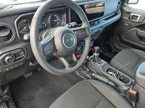 Used 2025 Jeep Wrangler Unlimited Rubicon 4xe w/ Convenience Group AWD/4WD image 6