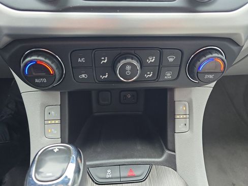 Used 2018 GMC Acadia SLT image 17