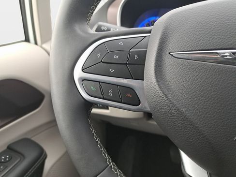 Used 2023 Chrysler Voyager LX image 18