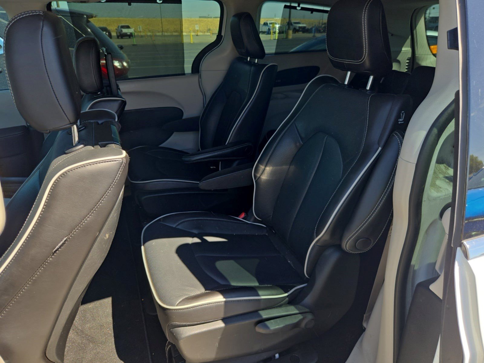 Used 2023 Chrysler Pacifica Limited w/ Uconnect Theater Family Group FWD image 9