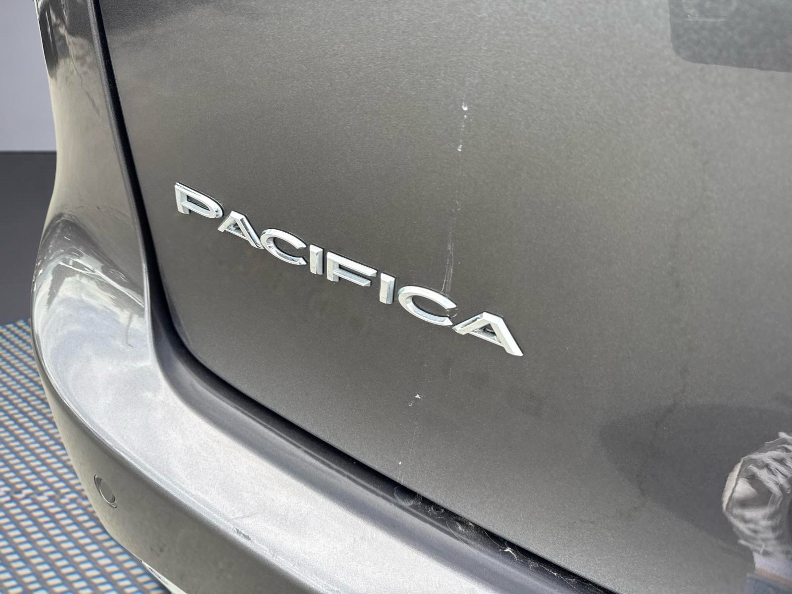 Used 2023 Chrysler Pacifica Touring-L FWD image 6