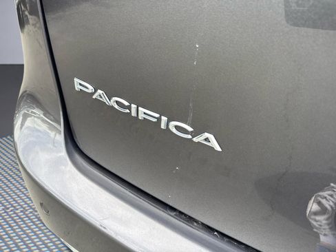 Used 2023 Chrysler Pacifica Touring-L FWD image 6