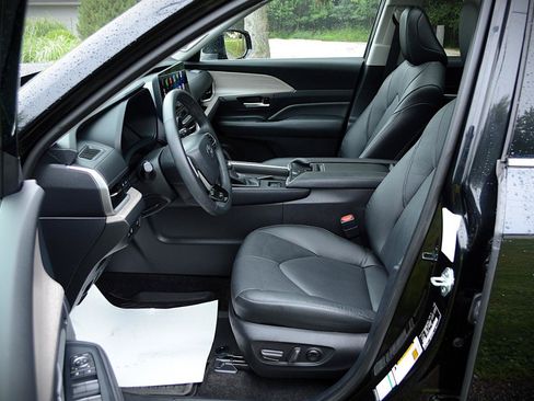 Used 2024 Toyota Grand Highlander AWD image 13