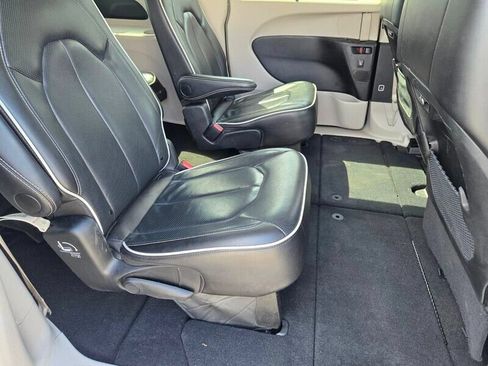 Used 2024 Chrysler Pacifica Limited FWD image 15