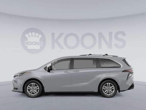 Used 2023 Toyota Sienna XSE w/ XSE Plus Package AWD/4WD image 2
