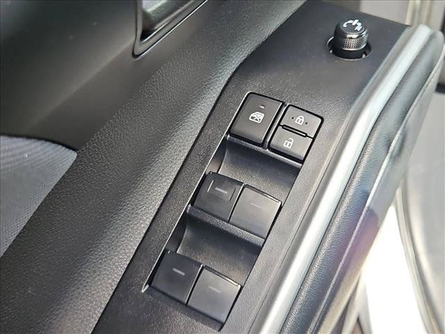 Used 2025 Toyota Highlander LE FWD image 12