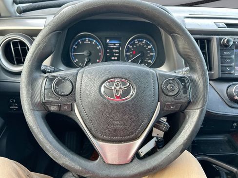 Used 2018 Toyota RAV4 LE FWD image 14