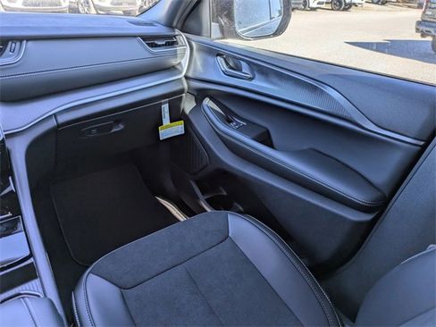 New 2025 Jeep Grand Cherokee Altitude image 15