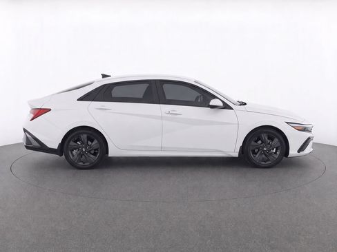 Used 2022 Hyundai Elantra SEL w/ Convenience Package FWD image 10