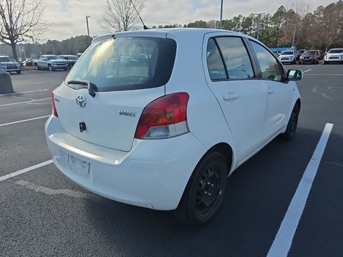 Used 2010 Toyota Yaris 4-Door Hatchback image 7