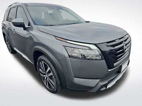 Used 2025 Nissan Pathfinder Platinum image 11