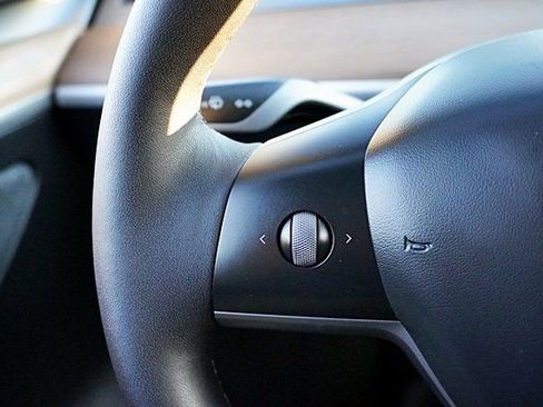 Used 2023 Tesla Model Y Long Range image 39