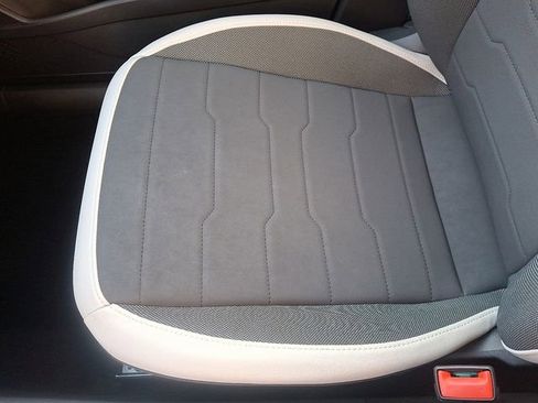 Certified 2025 Volkswagen Taos SE w/ Panoramic Sunroof Package image 26