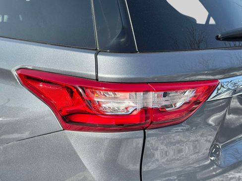 Used 2019 Chevrolet Traverse LT w/ LT Premium Package AWD/4WD image 6