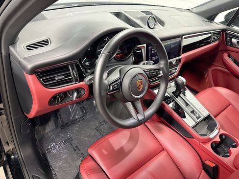 Certified 2026 Porsche Macan AWD/4WD image 4