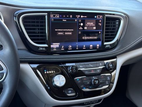 Used 2024 Chrysler Pacifica Select image 9