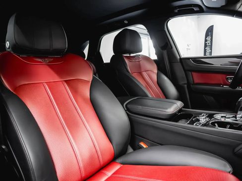 Used 2019 Bentley Bentayga image 28