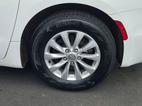 Used 2018 Chrysler Pacifica Touring-L image 34