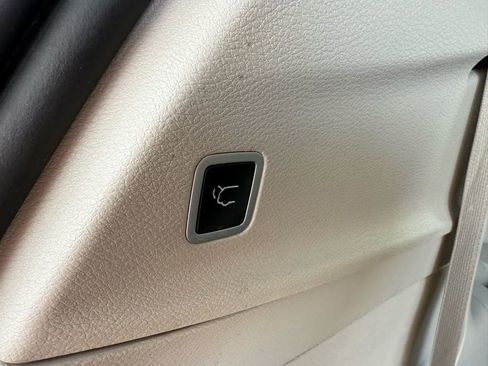 Used 2022 Chrysler Voyager LX image 19