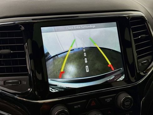 Used 2019 Jeep Grand Cherokee Summit AWD/4WD image 14