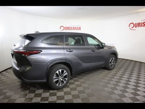 Used 2024 Toyota Highlander XLE FWD image 17