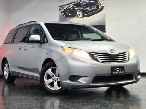 Used 2016 Toyota Sienna LE FWD image 1