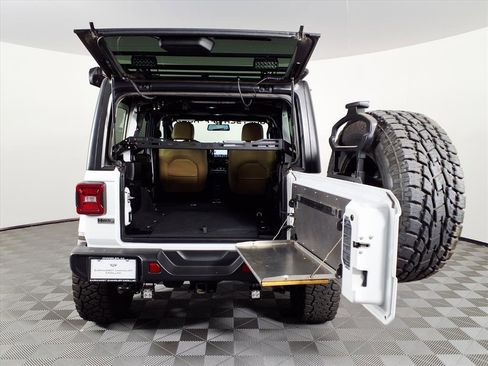 Used 2018 Jeep Wrangler Unlimited Sahara image 8