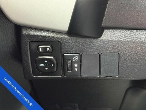 Used 2018 Toyota Corolla LE FWD image 29