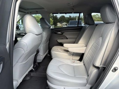 Used 2023 Toyota Highlander FWD image 14