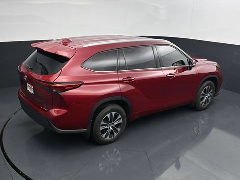 Used 2022 Toyota Highlander XLE AWD/4WD image 30