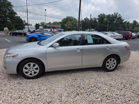 Used 2010 Toyota Camry LE FWD image 3
