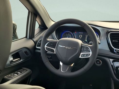 New 2026 Chrysler Pacifica Limited image 25