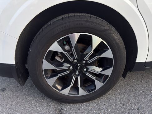 Certified 2024 Kia Carnival EX image 21