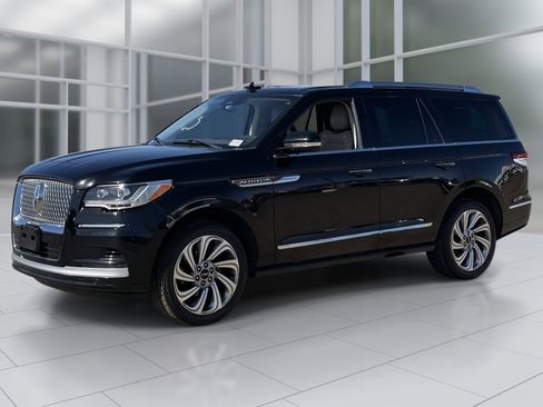Used 2023 Lincoln Navigator Reserve image 3
