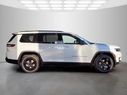 Used 2025 Jeep Grand Cherokee L Limited w/ Luxury Tech Group II RWD image 3