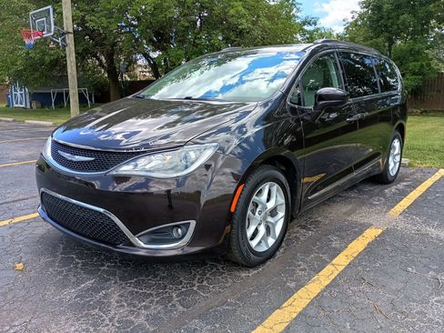 Used 2017 Chrysler Pacifica Touring-L w/ Tire & Wheel Group FWD image 18