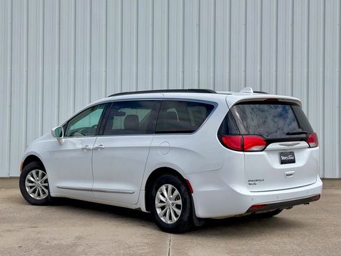Used 2017 Chrysler Pacifica Touring-L FWD image 4